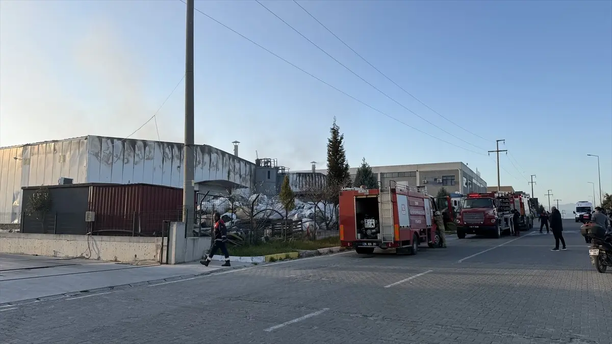 Tire'de Atık Deposu Yangını Kontrol Altına Alındı