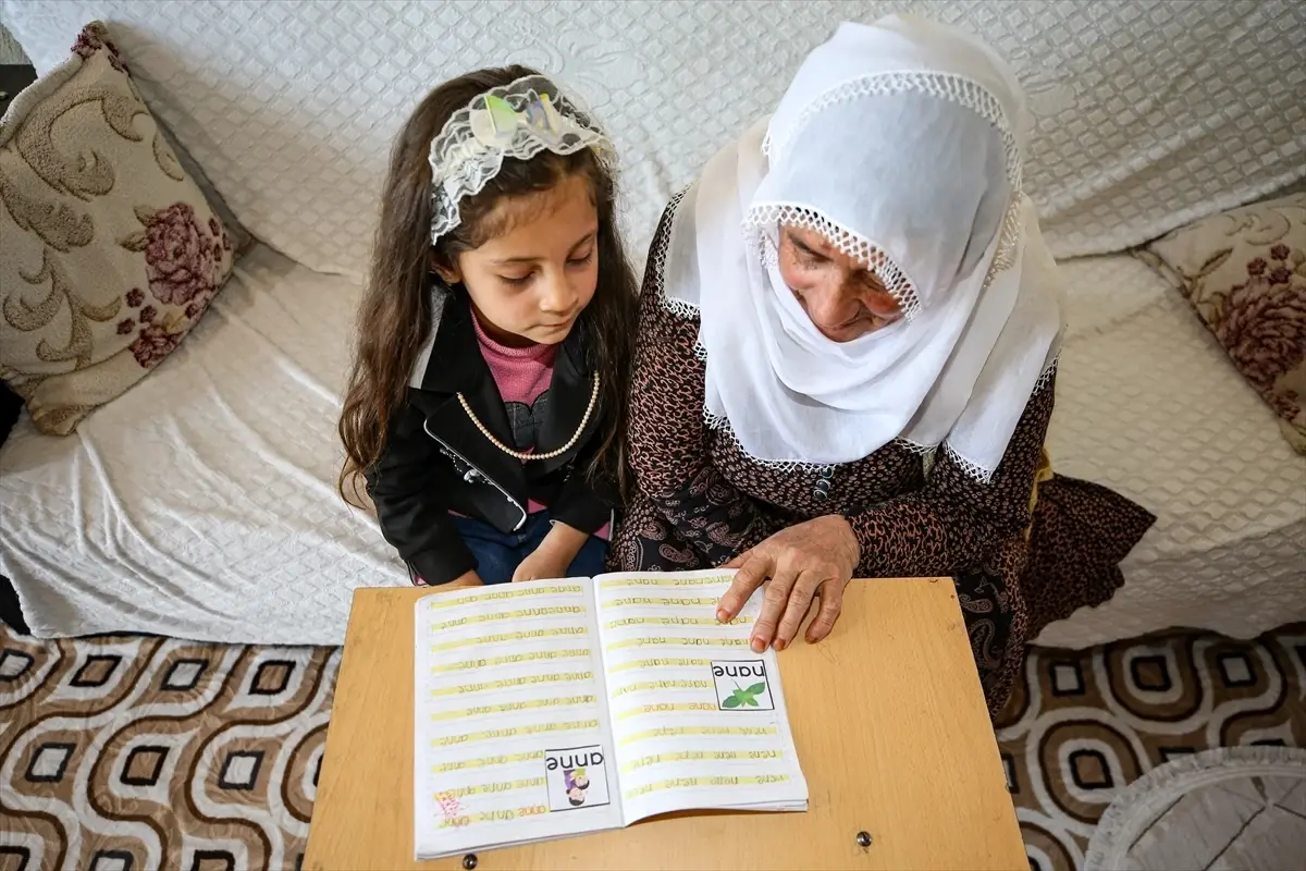 70 Yaşındaki Babaannesi, Torununa Okuma Yazma Öğretiyor