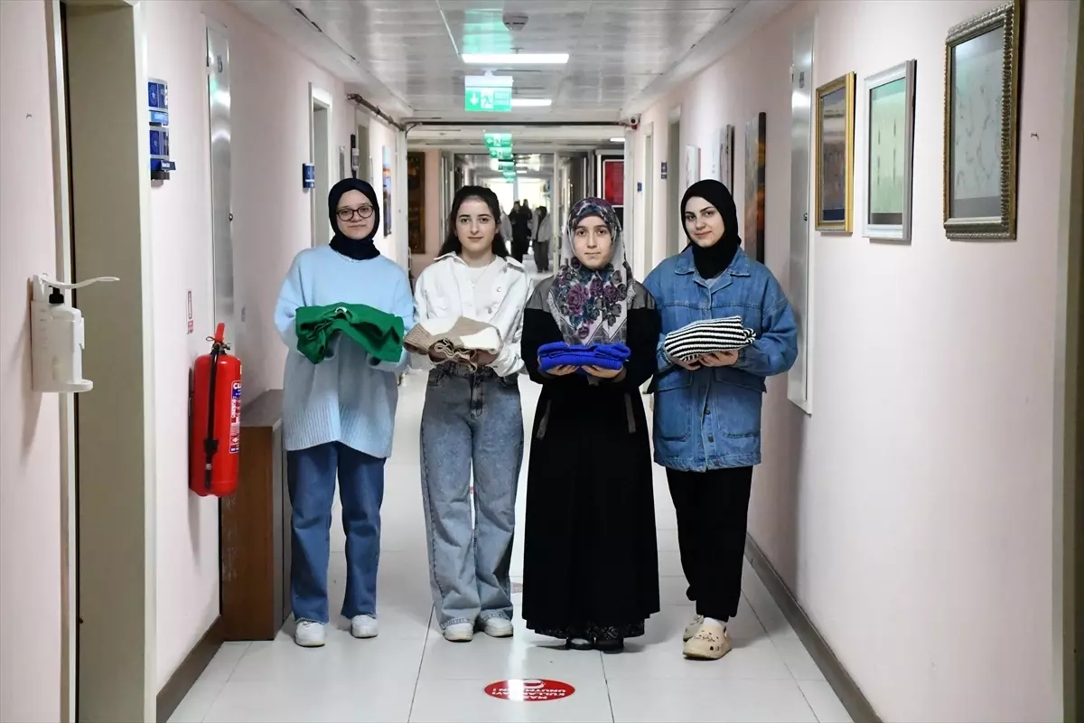 Düzce Üniversiteli Kızlar 'Yurdum Dolabım' ile Giysi Takasına Başladı