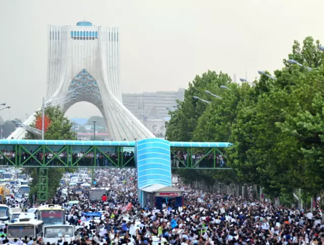 Protesto sırasında toplu kalabalık