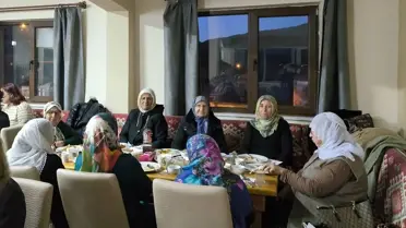İftar programı sırasında kadınların bir arada fotoğrafı
