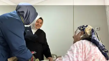 Ayşen Gürcan kadınlarla sohbet ederken