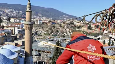 Bursa Ulu Camii'nde Ramazan Mahyası: “Zekat Berekettir” Sloganı Şehrin Sokaklarını Aydınlatıyor