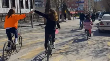 Bisiklet turu sırasında kadın katılımcılar