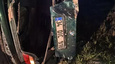 Kaza yerinde araç şarampole devrildi