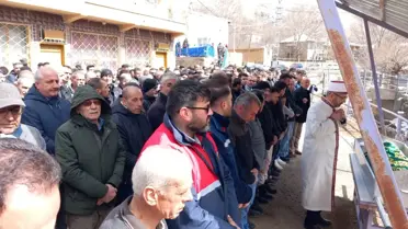 Kurtarma ekiplerinin göçük altındaki çalışma anı