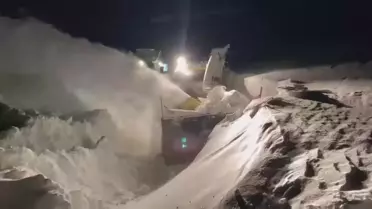 Kar temizliği yapılan köy yolu