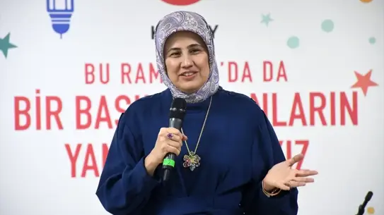 Kızılay Başkanı Yılmaz ve huzurevi sakinleri birlikte fotoğraf