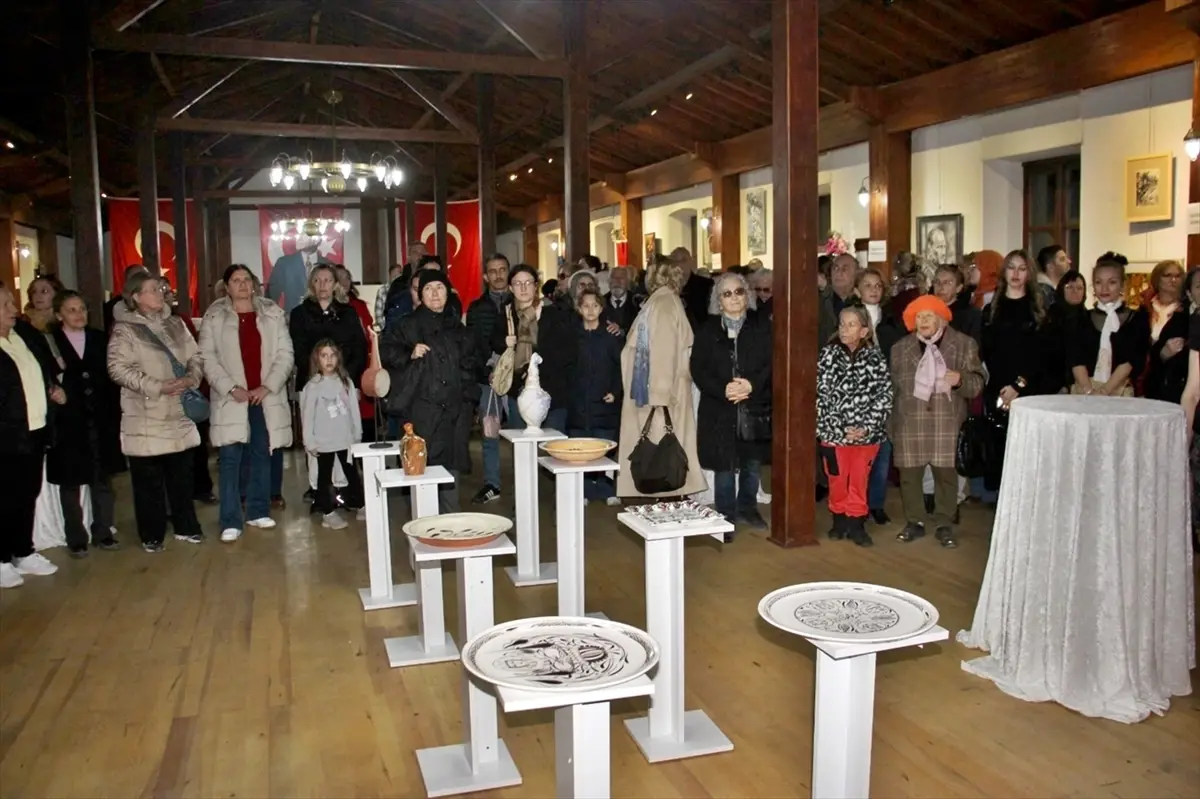 Gelibolu’da Kadınlar Günü’nü Sanatla Kutlayan 'Sanatta Tek Yürek' Sergisi Açıldı