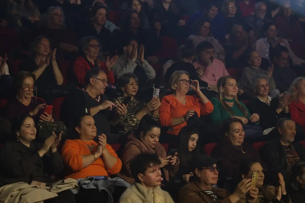 Nükhet Duru, Aydın’da 8 Mart Kadınlar Günü Konserinde Şarkılarını Büyüledi