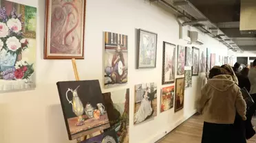 Kadın ressamların eserlerinden bir fotoğraf