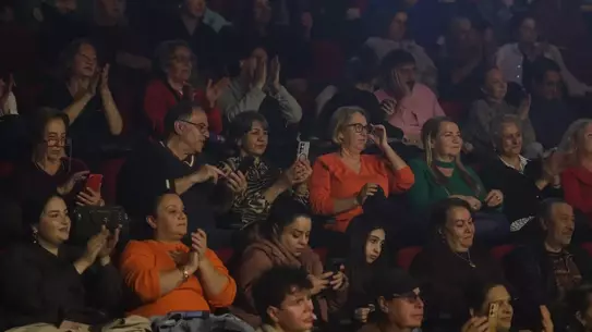 Nükhet Duru sahnede performans sergiliyor