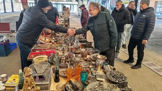 Antika Pazarı'nda sergilenen antika eserler