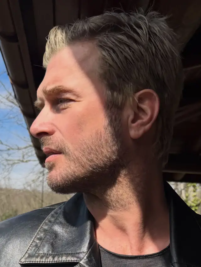 Kıvanç Tatlıtuğ yeni görünümüyle