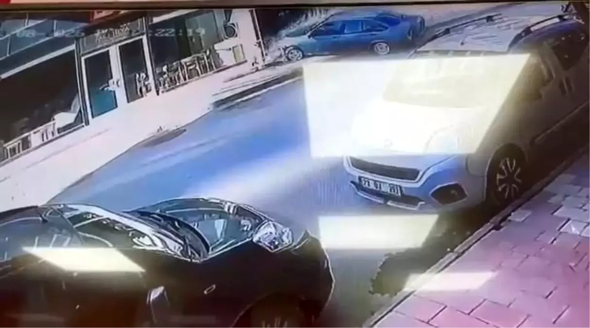 Elazığ’da Kontrolden Çıkan Araç Mobilya Mağazasına Çarptı