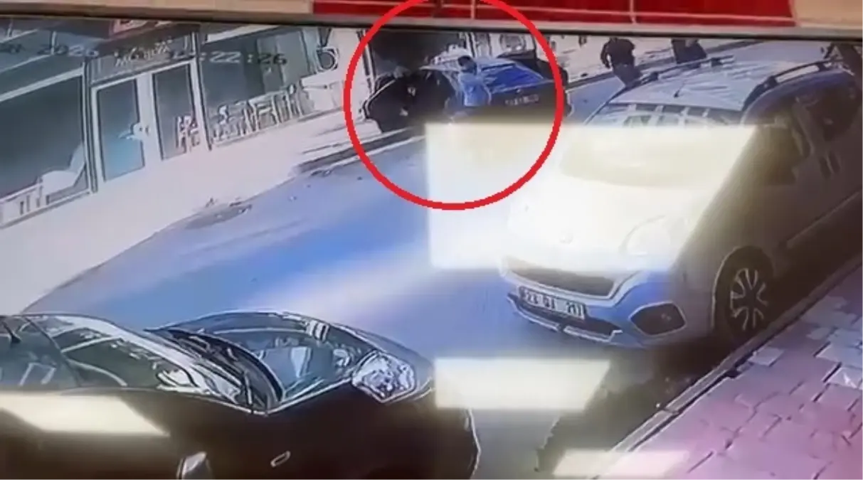 Elazığ’da Sürücü Kontrolünü Kaybetti, Araç Mobilya Mağazasına Çarptı