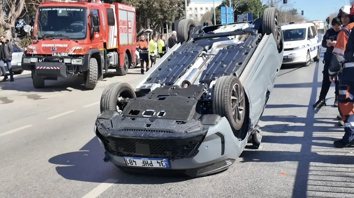 Üsküdar’da Kontrol Kaybı: Araç Bariyerlere Çarparak Takla Attı
