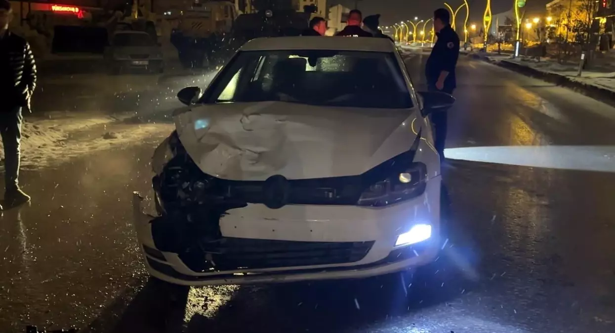 Yüksekova’da Gizli Buzlanma Nedeniyle Zincirleme Trafik Kazası: 3 Araç Çarpıştı, Can Kaybı Yok
