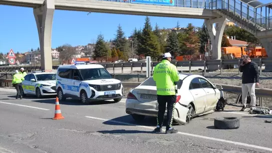Kahramankazan’da Otomobil Bariyerlere Çarptı: Sürücü Hastaneye Kaldırıldı