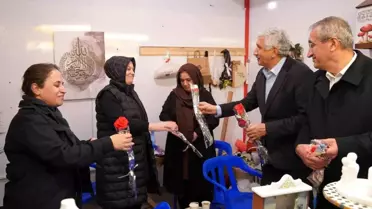 Ramazan Çarşısı etkinliğinde kadınlara karanfil takdim edilmesi