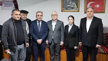 Vali Şimşek köyde vatandaşlarla bir arada