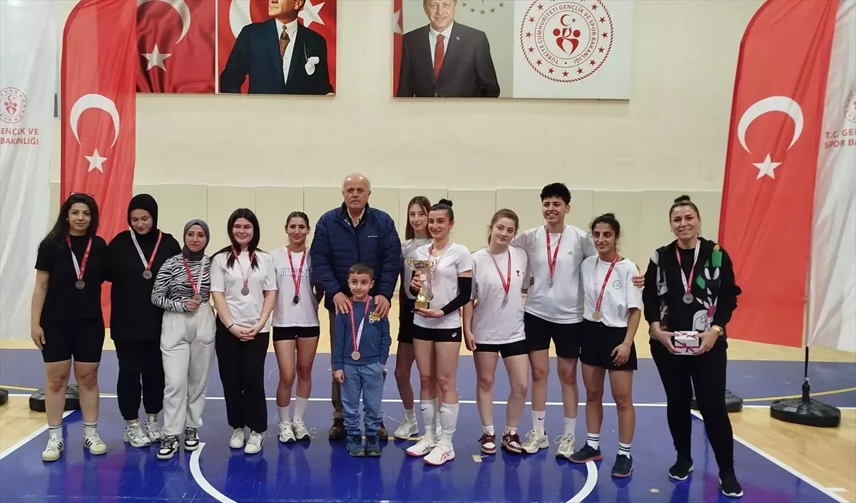 Boyabat'ta Kadınlar Günü Voleybol Coşkusu: Muhteşemler Şampiyon