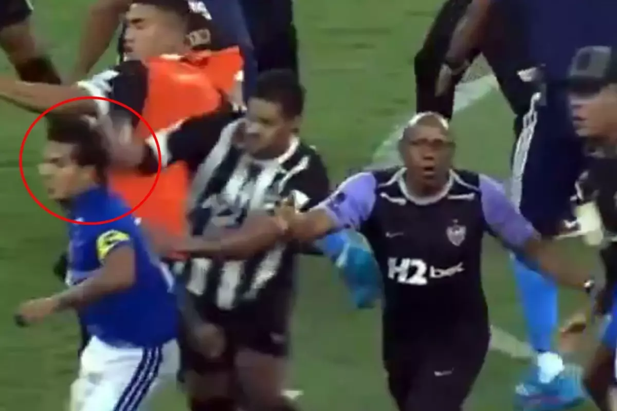 Atletico Mineiro'nun Hulk'ı Derbide Şok Kafa Yumruğu Attı