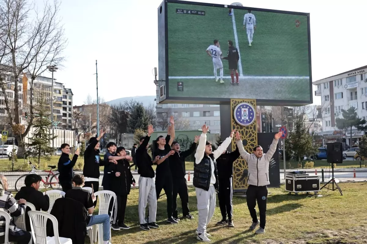 Kütahya’da Dev Ekran, Kütahyaspor’un 4-0 Galibiyetini Coşkuyla İzledi