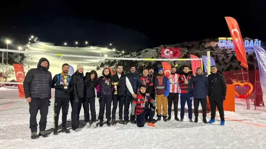 Erzincan dağında kar voleybolu maçı