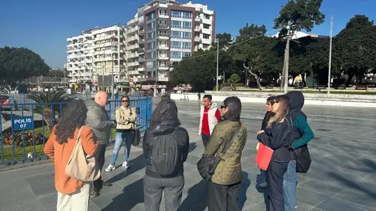 Kaleiçi'nde Edebiyat Yürüyüşü: Turizm Çalışanları ve Yazar Göksal Kaynak Bir Arada