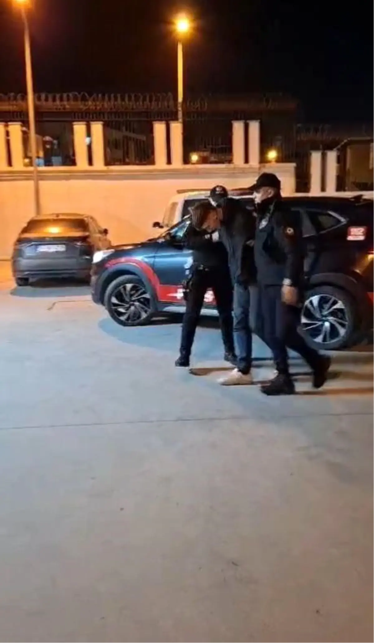 Arnavutköy'de Motosikletli Şüpheli Uyuşturucu ve Silahla Yakalandı