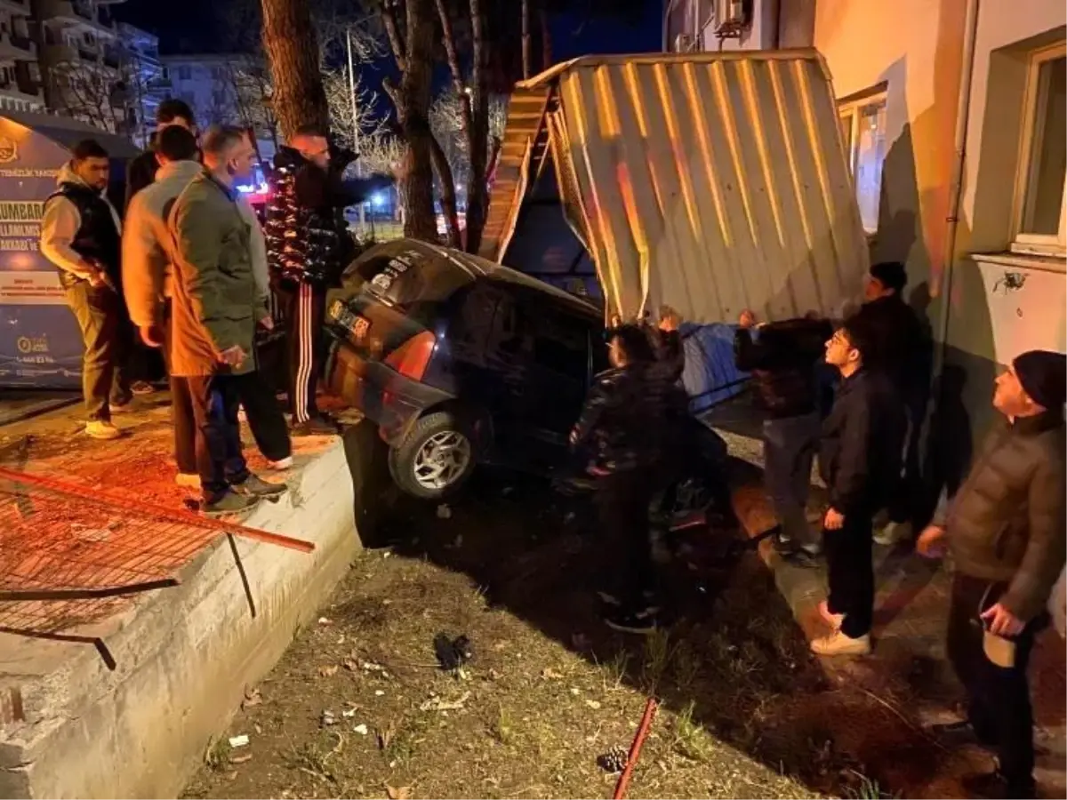 Mudanya’da Kontrolü Kaybeden Araç Gümrük Konuk Evi Bahçesine Çarptı, 1 Yaralı