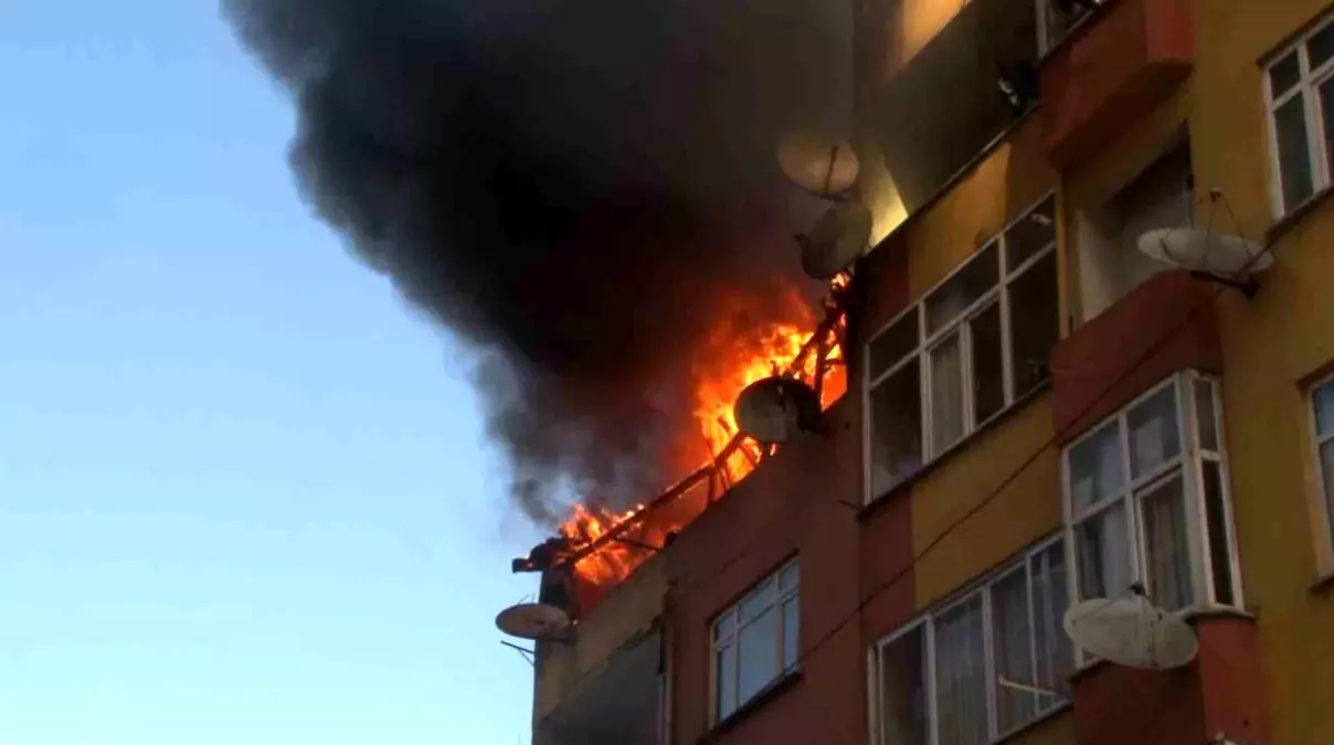 Esenler'de Çatı Yangını Kontrol Altına Alındı: İtfaiye Hızlı Müdahale Etti