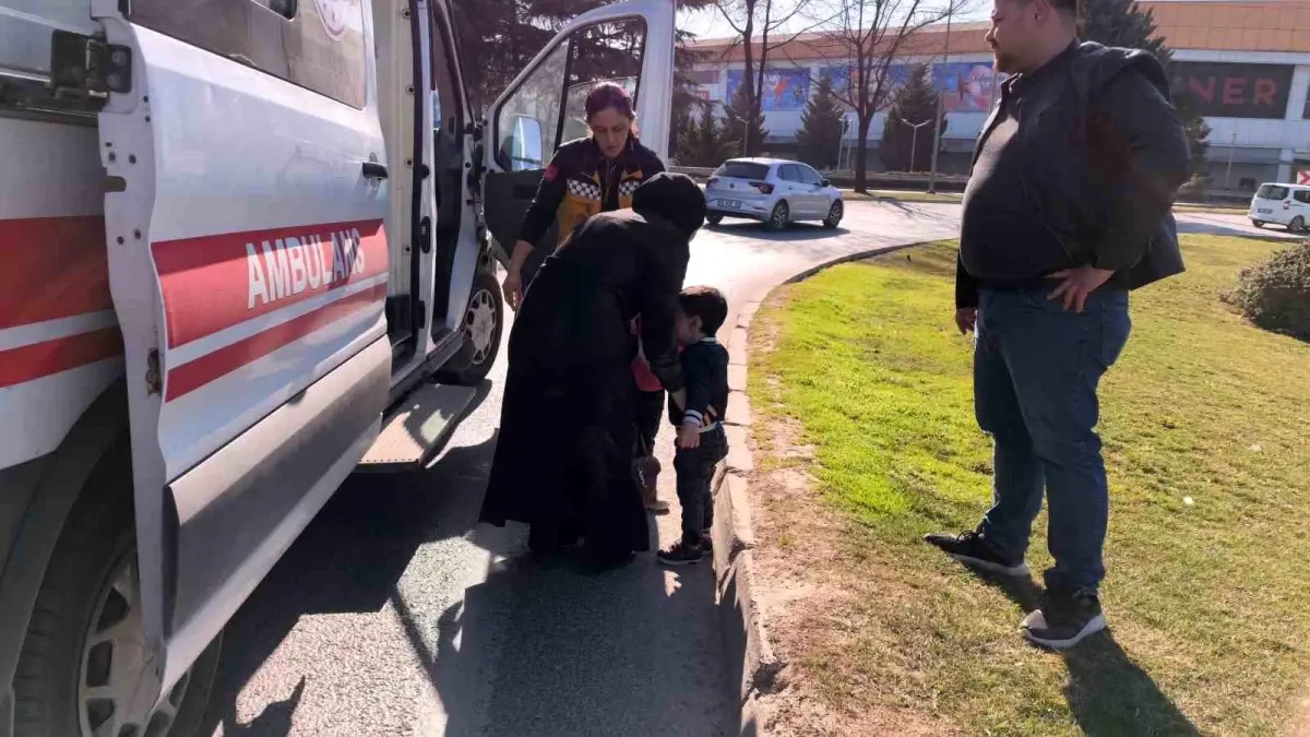 İnegöl'de Kontrolden Çıkan Motosiklet Devrildi, 4 Kişi Yaralandı