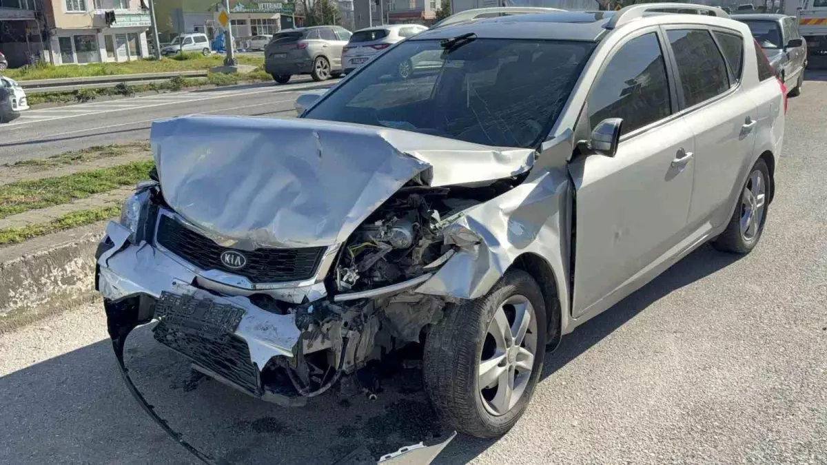 Samsun’da Hafif Ticari Araçla Çarpışma: 4 Kişi Yaralandı