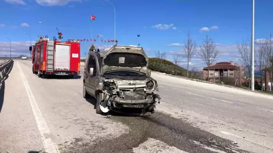 Bilecik'te hafif ticari araç kontrolünü kaybederek refüje çarptı