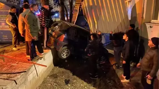 Mudanya’da Kontrolü Kaybeden Araç Gümrük Konuk Evi Bahçesine Çarptı, 1 Yaralı