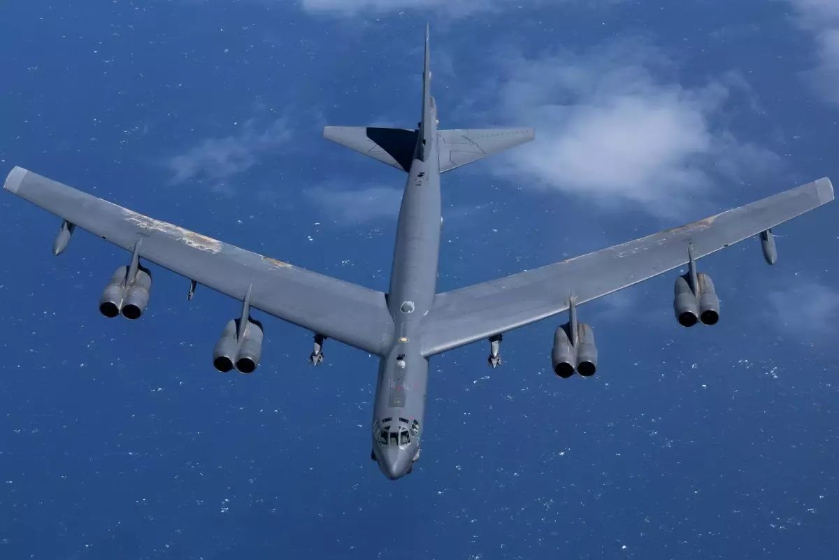 ABD'nin B-52 Bombardıman Uçakları İngiltere'deki RAF Fairford Üssüne İndi