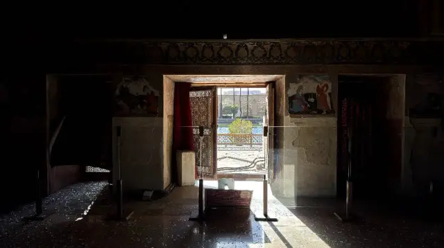 Hasar gören sütunlardan birinin yakın çekimi