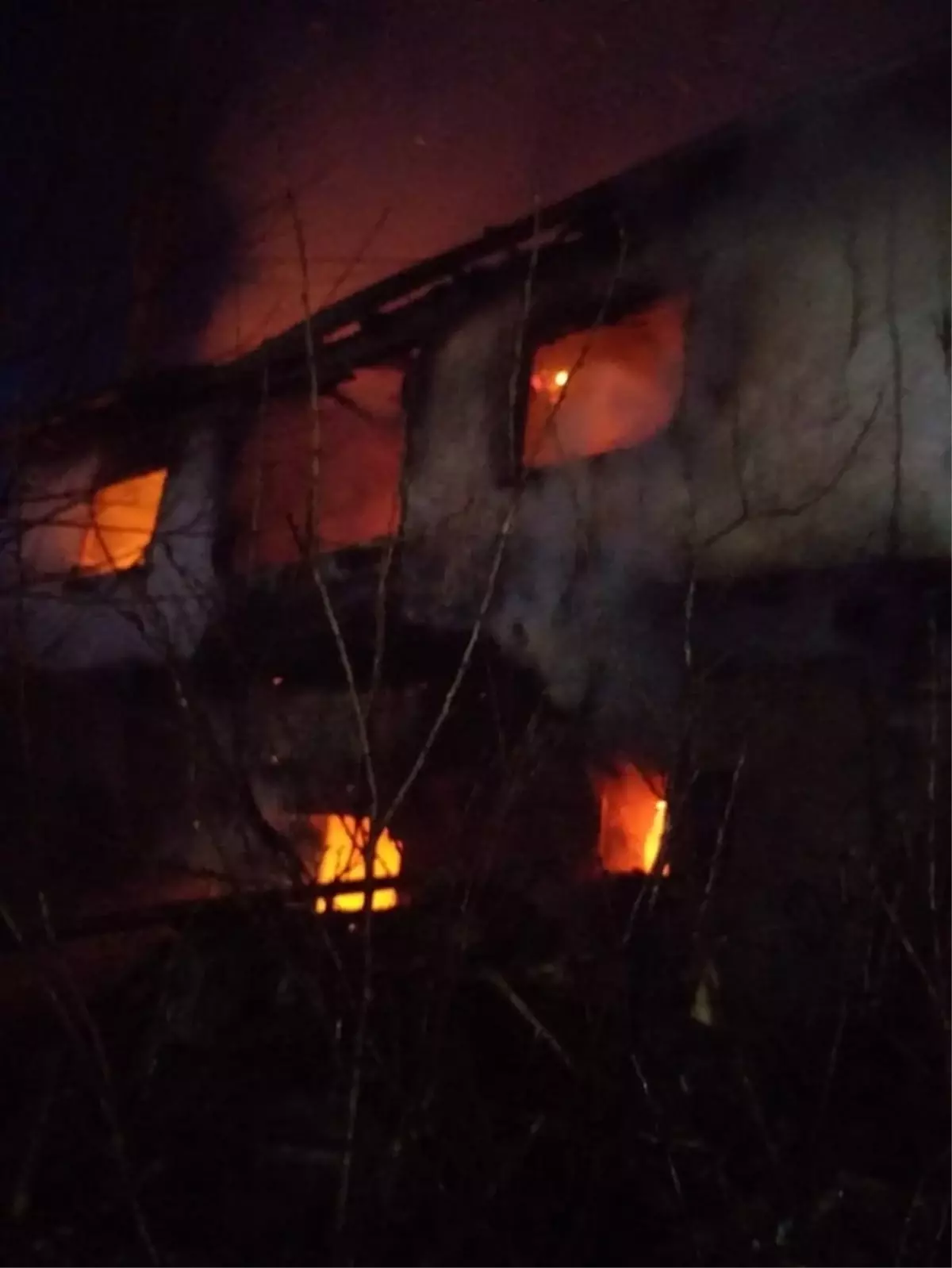 Sandıklı’da 78 Yaşındaki Kadının Evi Ateşe Düşerek Söndürüldü