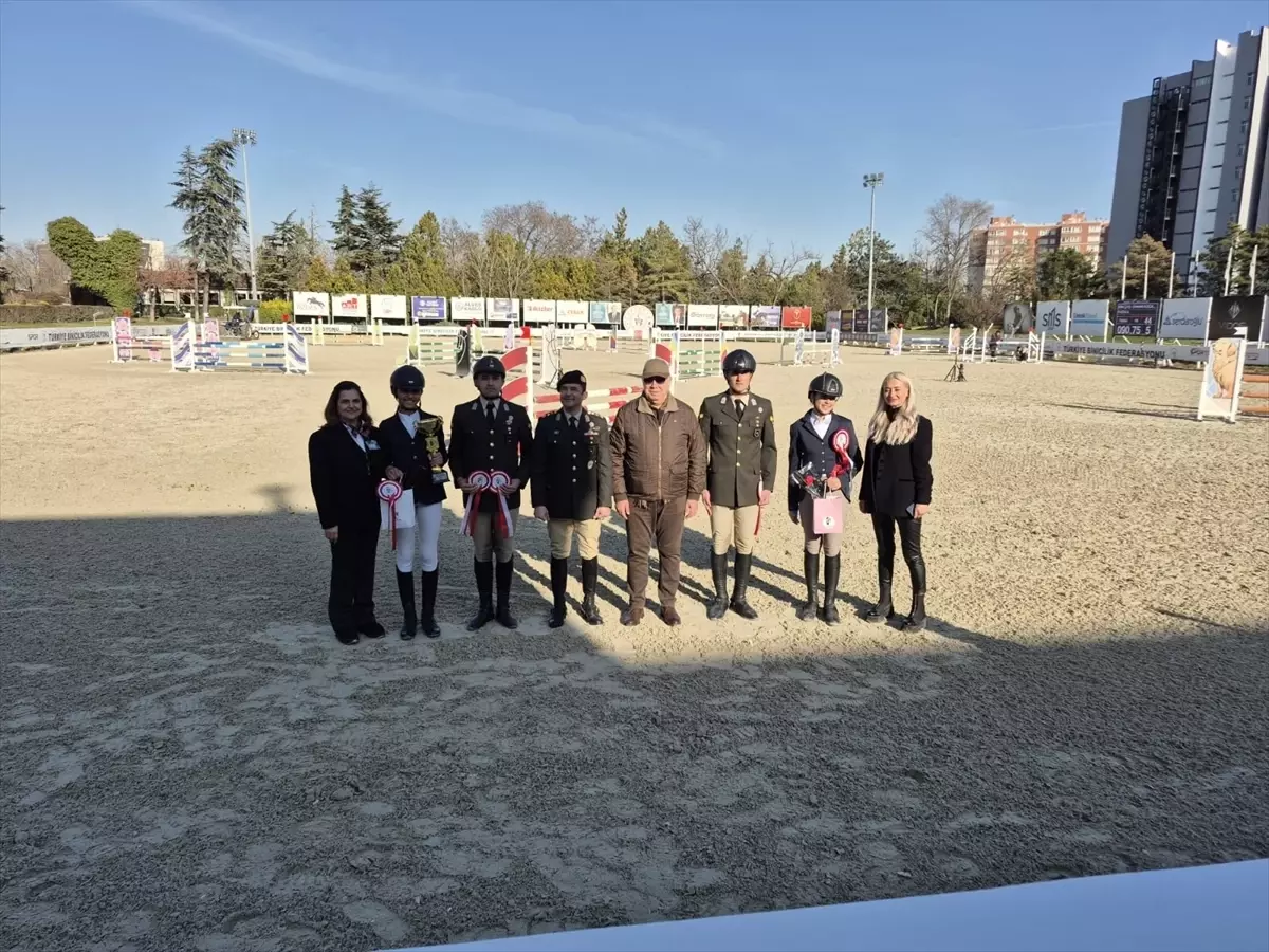 Defne Turasan, Engel Atlama Şampiyonasında Rekor Kırdı: 4 Parkuru Hatasız Tamamladı