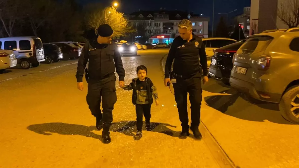 İnegöl'de 5 Yaşındaki Çocuk 1 km Uzaklıkta Sağ Salim Bulundu