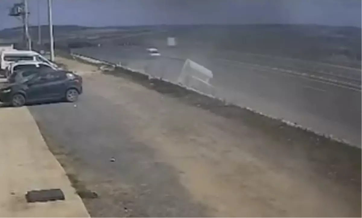 Çatalca'da Kamyon Refüje Çarparak Devrildi: Şoför Hastaneye Kaldırıldı