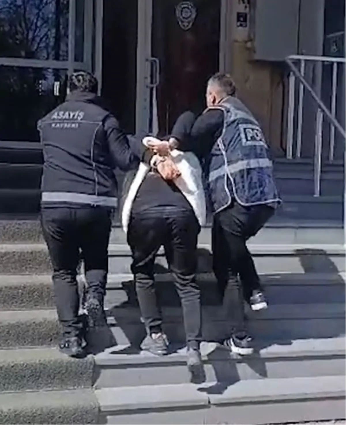 Kayseri’de Kaçak Cinsel Suçlusu Halılar Arasında Yakalandı