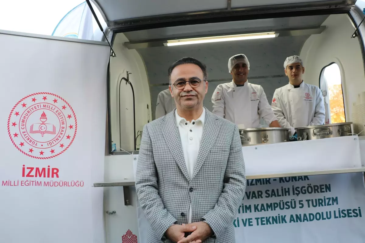 İzmir Konak Meydanı'nda Öğrencilerin Hazırladığı İftar Sofrası Bin Kişiyi Buluştu