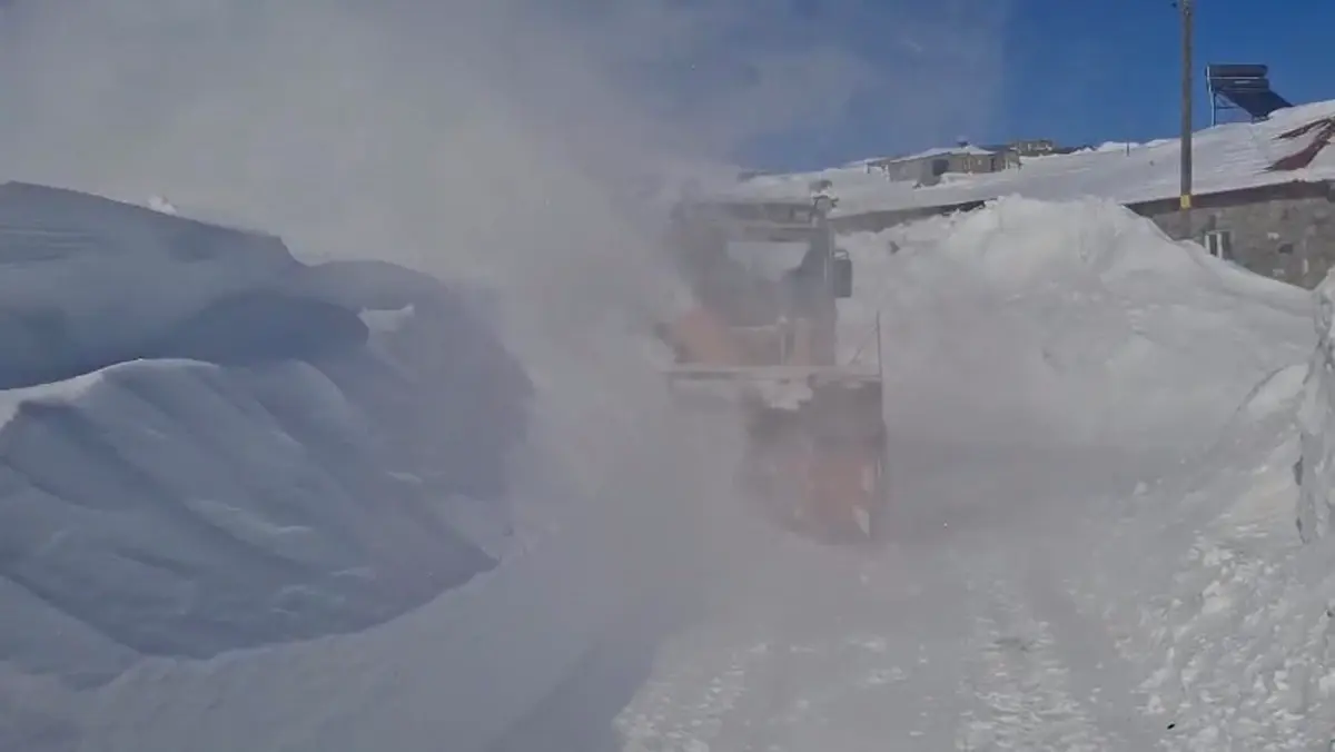 Kars'ın Digor İlçesinde 3 Metrelik Kar Yığınları Rotatiflerle Temizleniyor