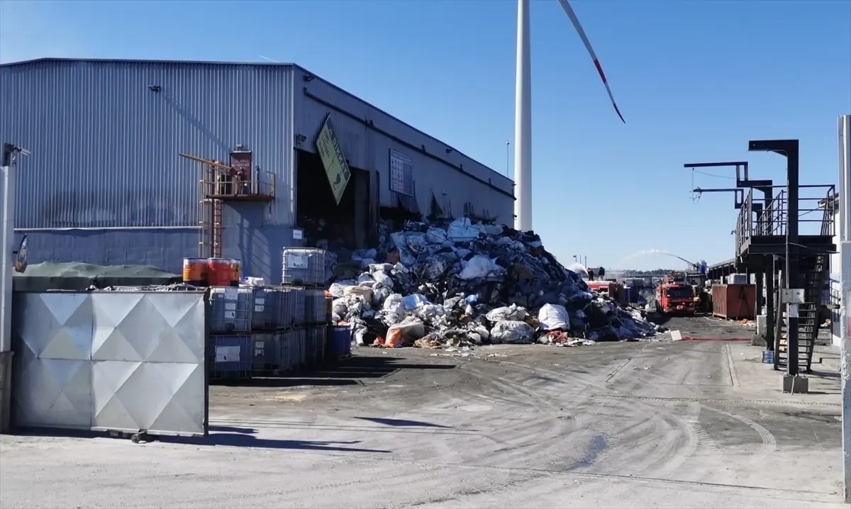 Lüleburgaz'da Geri Dönüşüm Tesisinde Çıkan Yangın Kontrol Altına Alındı