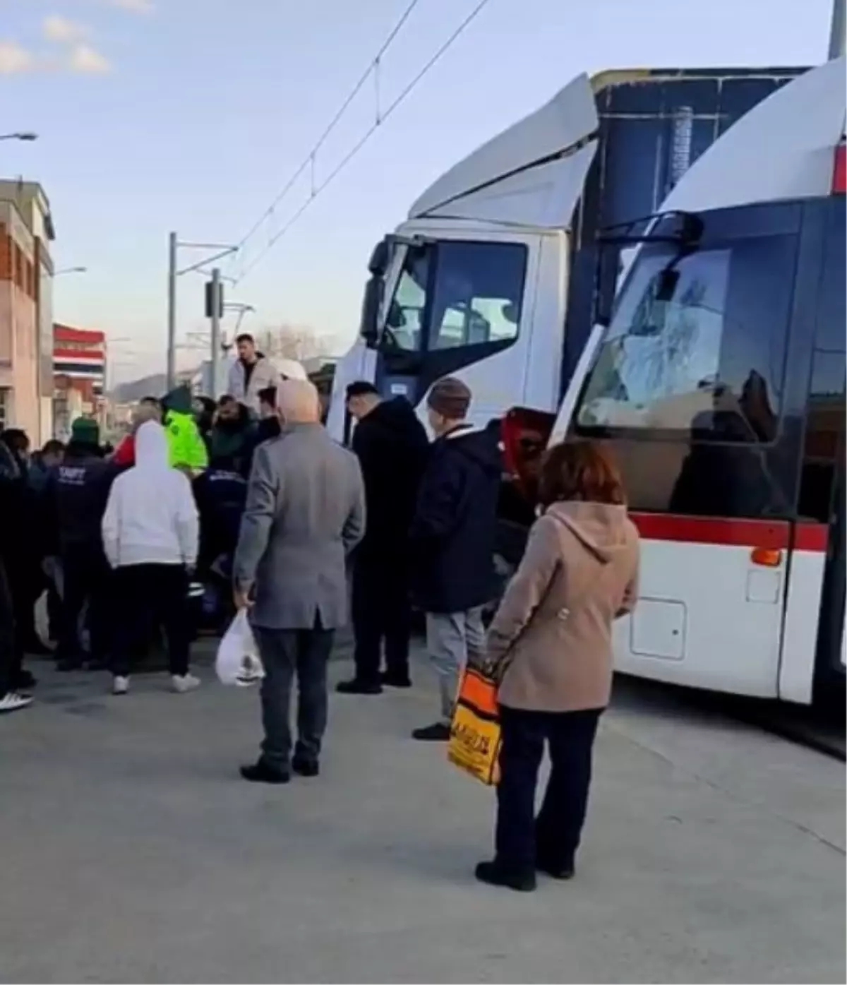 Samsun Tekkeköy'de Tramvay ve Kamyon Çarpıştı: 3 Yaralı