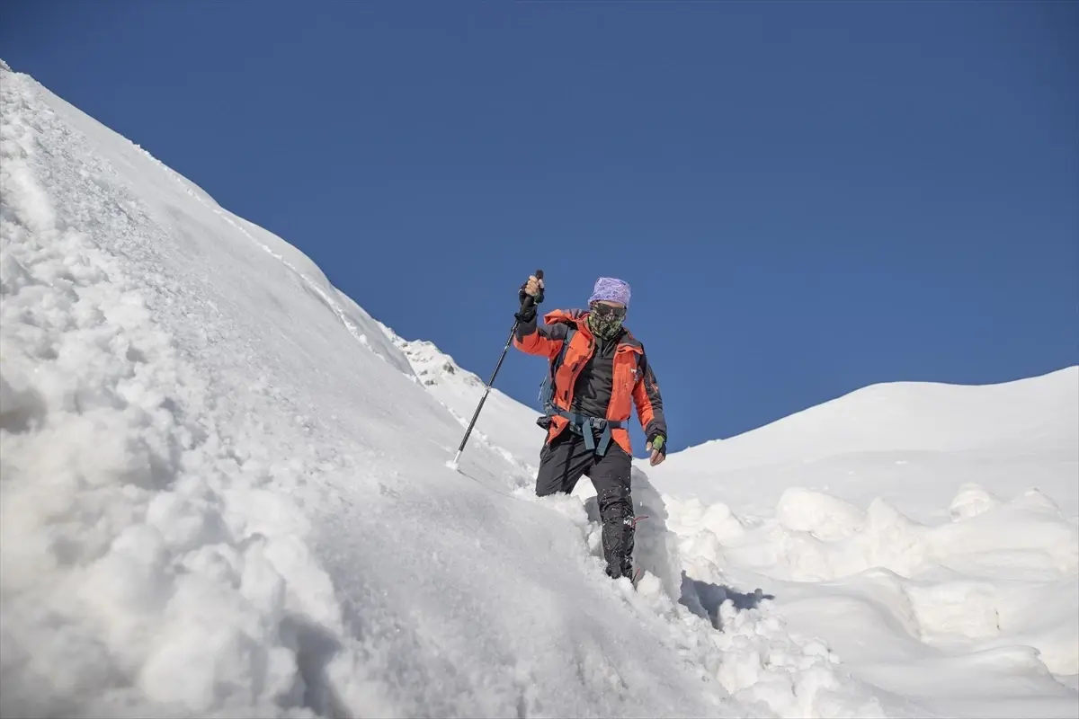 Tunceli Dağcılık Tutkunları 3 Metrelik Karla Kaplı Zirvelere Meydan Okuyor