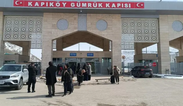 Sınır kapısında bekleyen göçmenler